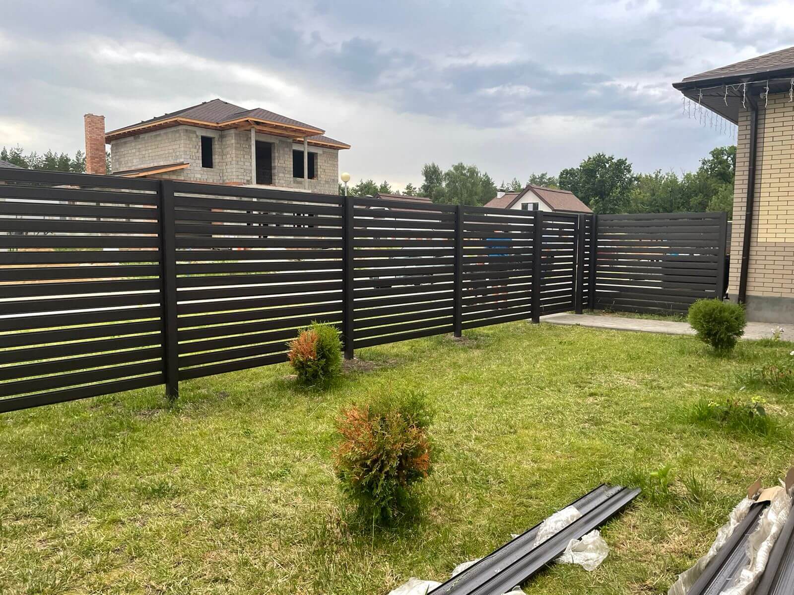 Забор из металлического планкена RAL8019 МАТТЕ фото2 в Самаре
