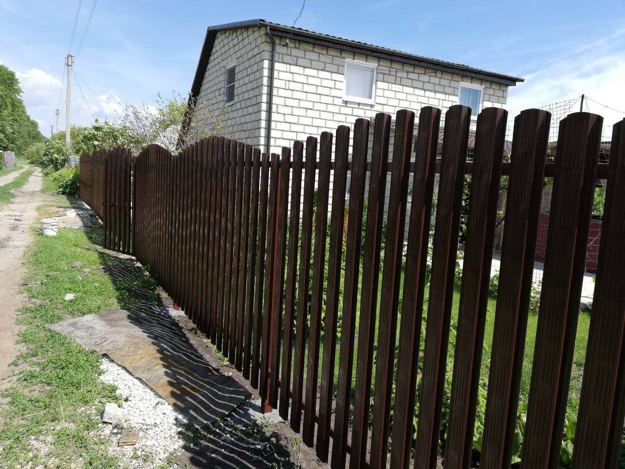Забор из евроштакетника Плетенка 19м RAL8017 Шоколад в Самаре