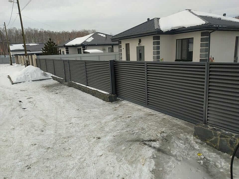 Забор-жалюзи с входной группой 26м RAL7024 Серый Графит МАТТЕ фото 1 в Самаре
