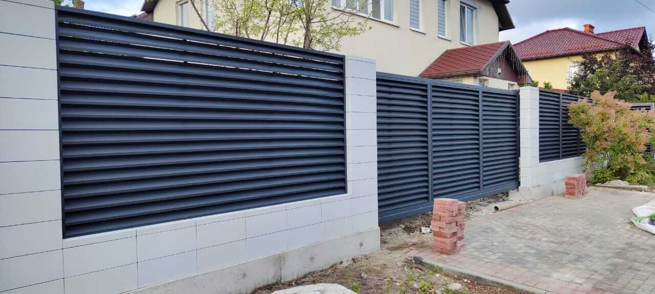 Забор-жалюзи из ламелей ЭКО-Z 17м RAL7024 Серый Графит фото 2 в Самаре
