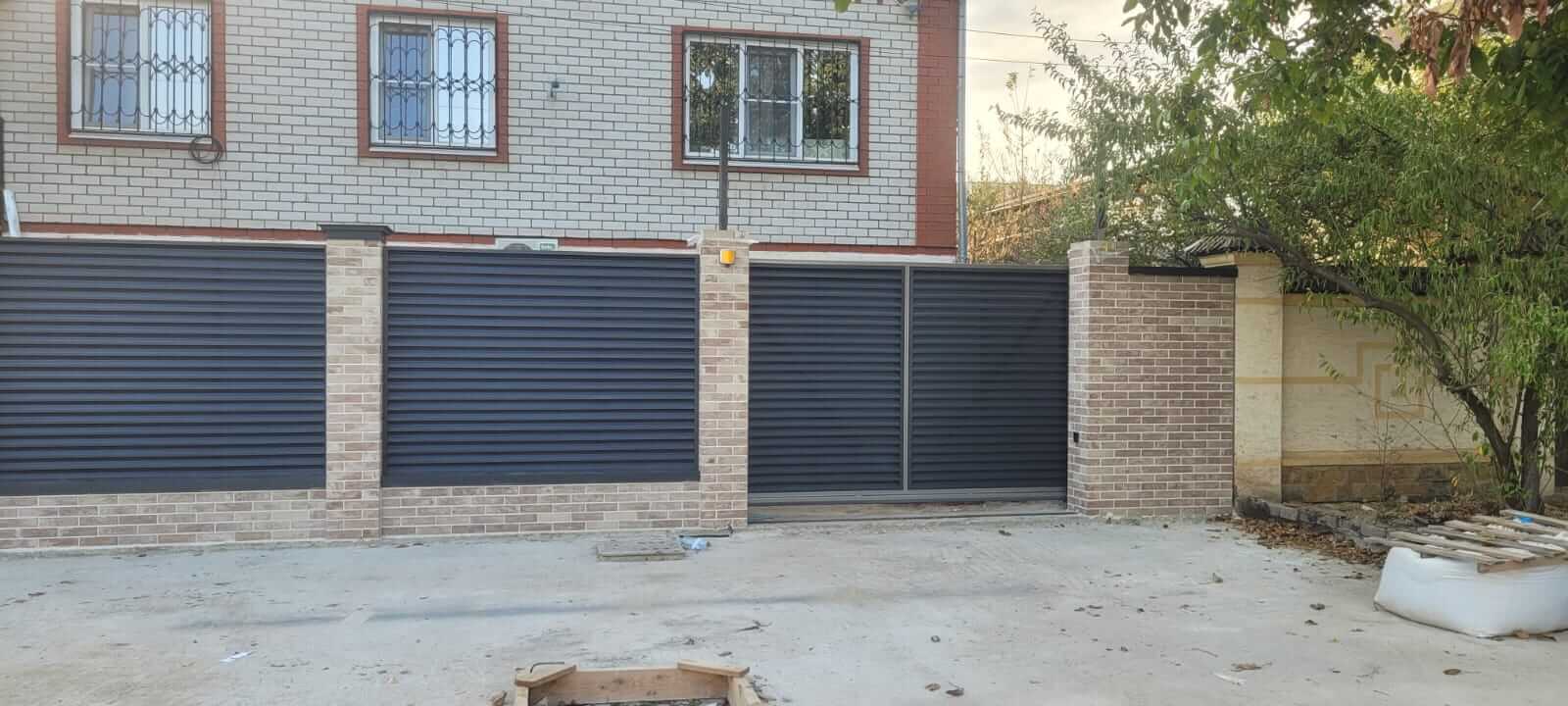 Забор-жалюзи с ламелями ЭКО-Z US усиленные 20м RAL7024/7024 Серый Графит двусторонний МАТТЕ фото 2 в Самаре