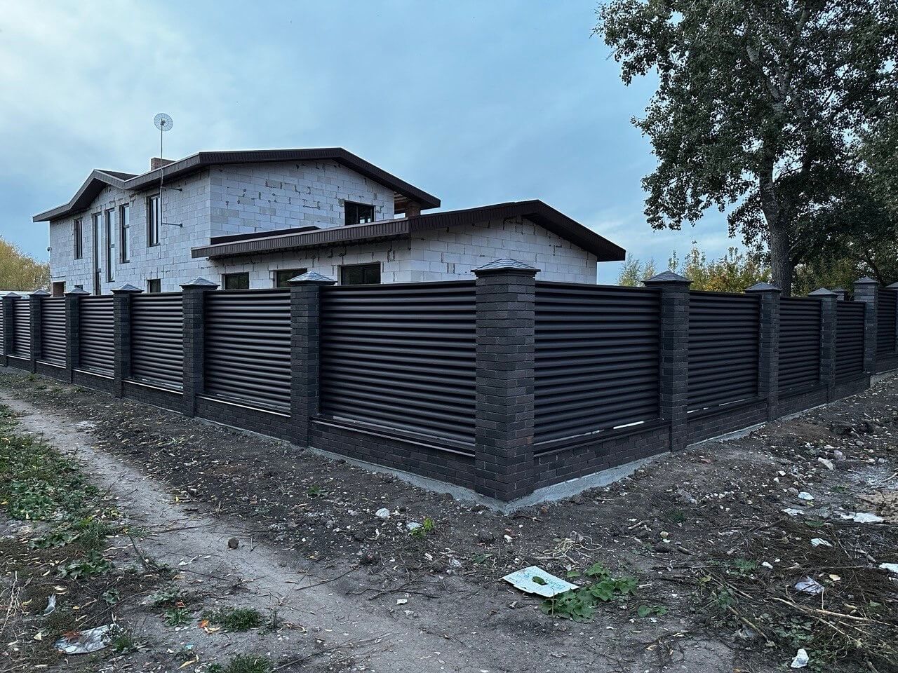 Забор из ламелей Еврожалюзи 38м RAL8019/8019 Темный Шоколад двусторонний MATTE фото 2 в Самаре