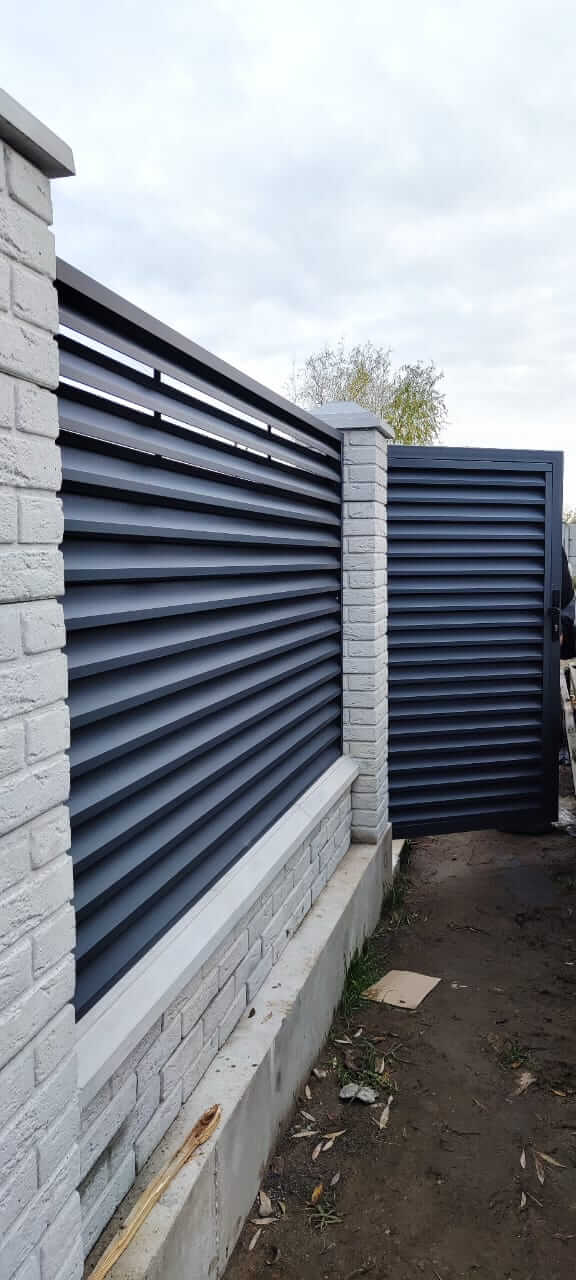 Забор-жалюзи из ламелей ЭКО-Z 32м RAL7024 Серый Графит МАТТЕ фото 4 в Самаре