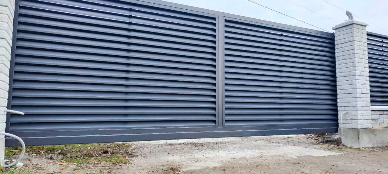 Забор-жалюзи из ламелей ЭКО-Z 32м RAL7024 Серый Графит МАТТЕ фото 3 в Самаре