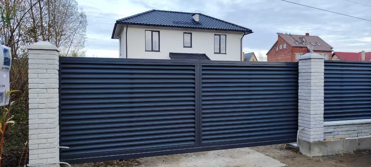 Забор-жалюзи из ламелей ЭКО-Z 32м RAL7024 Серый Графит МАТТЕ фото 2 в Самаре