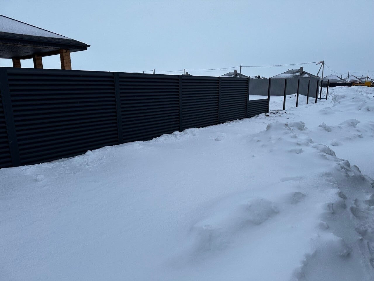 Забор-жалюзи из ламелей еврожалюзи 57м RAL7024 Серый Графит МАТТЕ фото 6 в Самаре