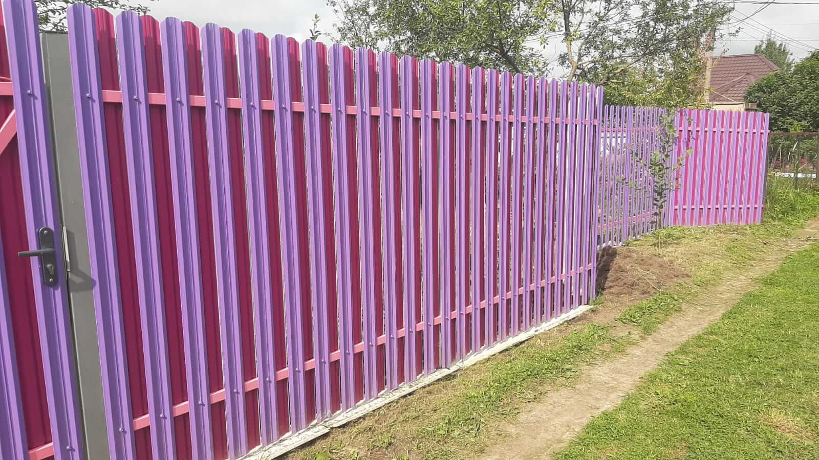 Двухцветный забор из евроштакетника 44м RAL4005 Сиреневый, RAL4006 Пурпурный фото 4 в Самаре