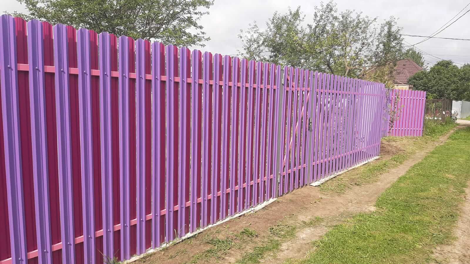 Двухцветный забор из евроштакетника 44м RAL4005 Сиреневый, RAL4006 Пурпурный фото 3 в Самаре