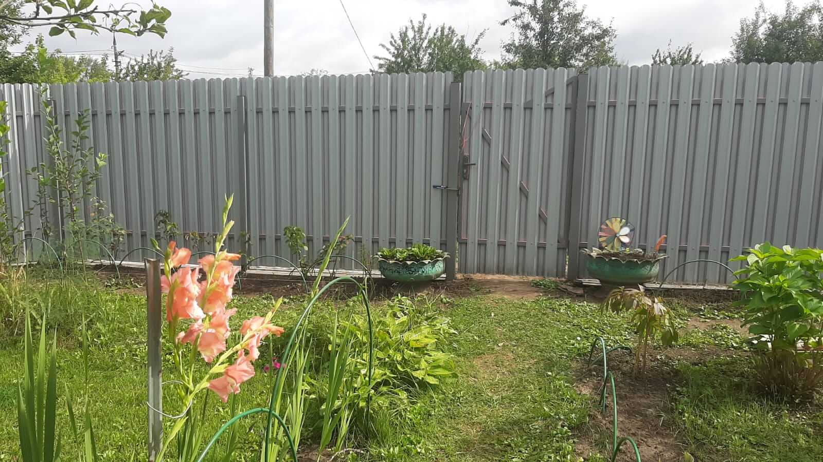 Двухцветный забор из евроштакетника 44м RAL4005 Сиреневый, RAL4006 Пурпурный фото 1 в Самаре