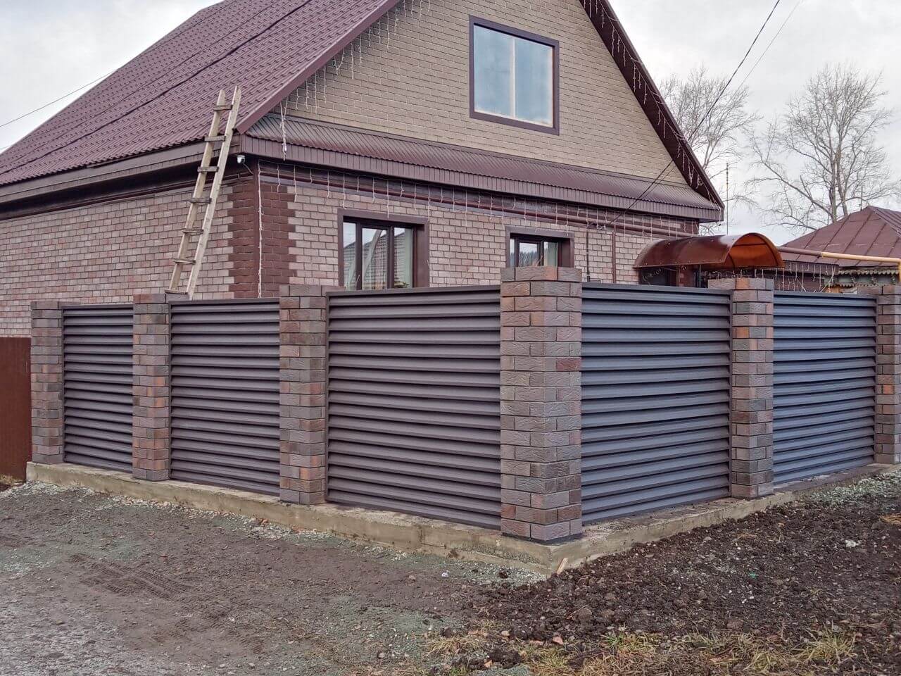 Забор-жалюзи из ламелей ЭКО-Z-US (усиленные) 30м RAL8019/8019 Темный Шоколад двусторонний МАТТЕ фото 3 в Самаре