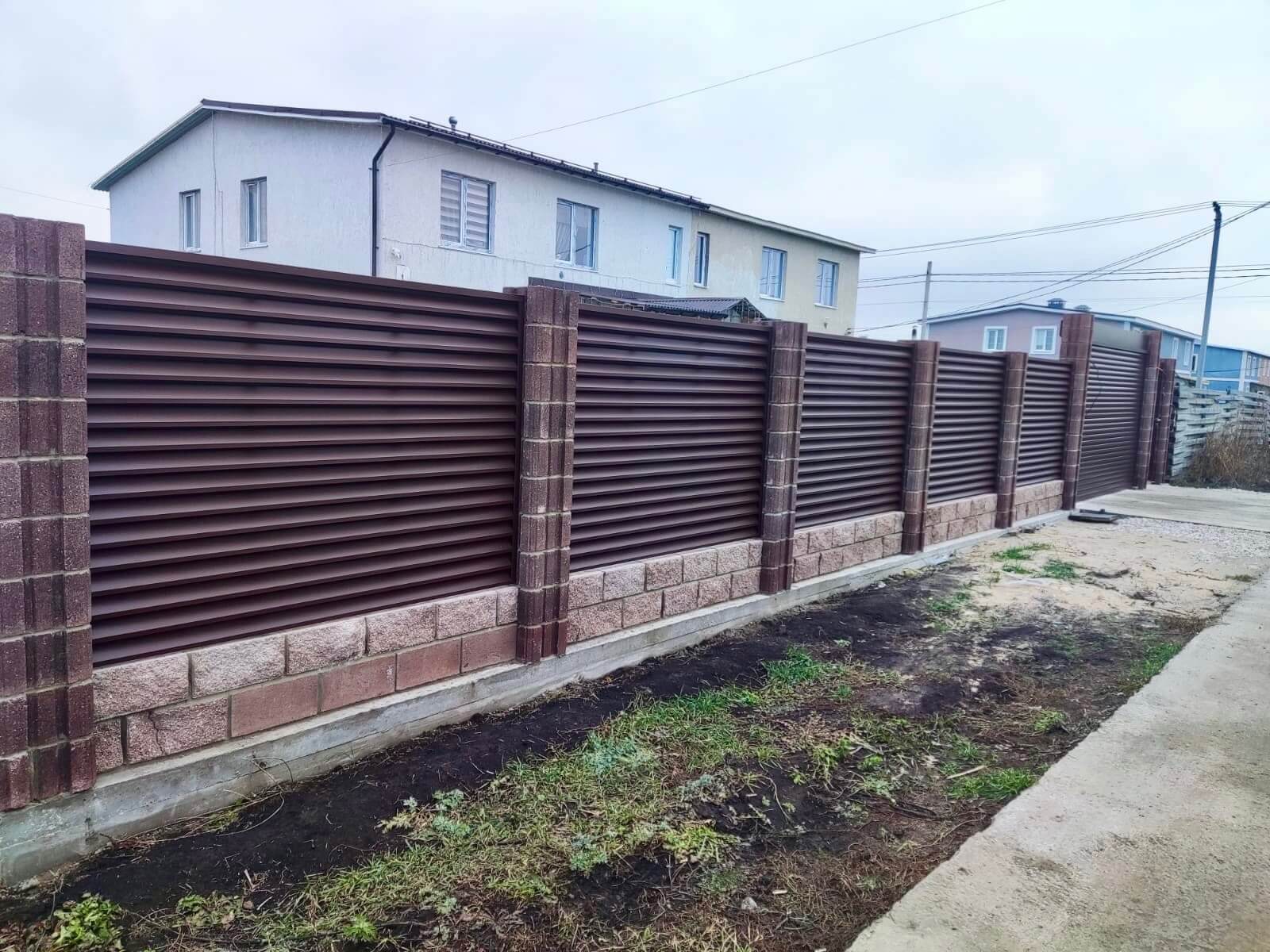Забор-жалюзи из ламелей ЭКО-Z 13м RAL8019/8019 Темный Шоколад двусторонний МАТТЕ фото 1 в Самаре