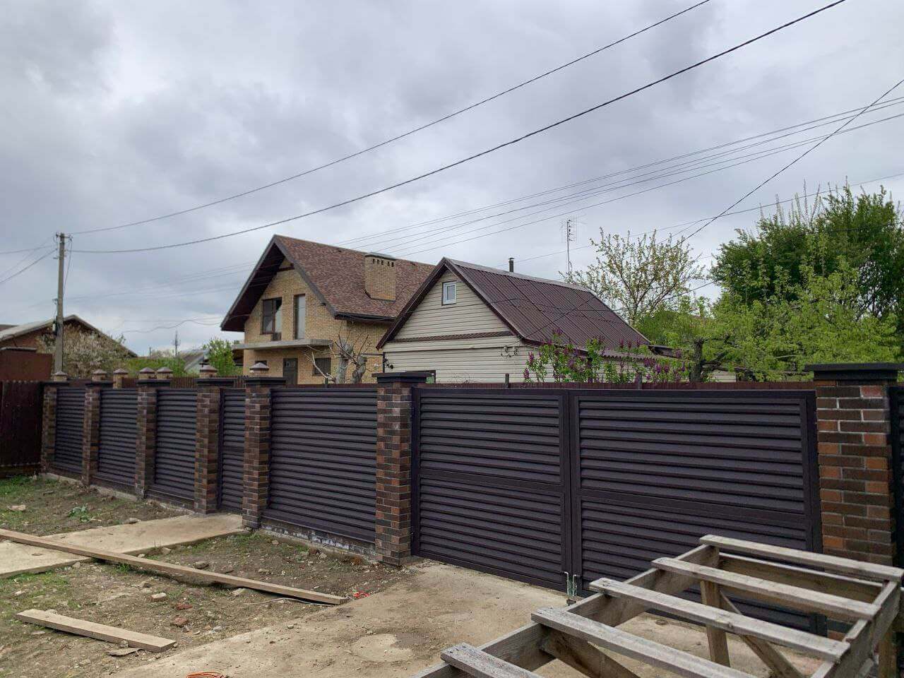 Забор-жалюзи из ламелей Реснички 24м RAL8019/8019 Темный Шоколад двусторонний МАТТЕ фото 2 в Самаре