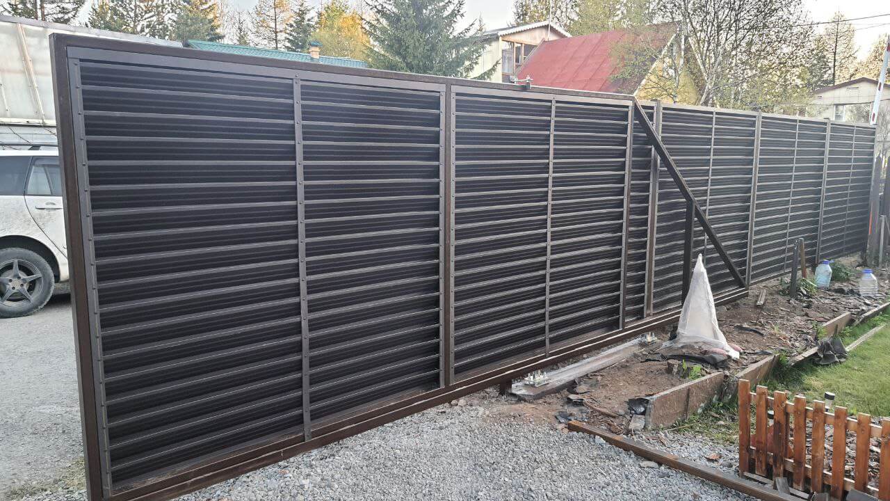Забор-жалюзи из ламелей ЭКО-Z-US 12м RAL8019/8019 Темный Шоколад двусторонний МАТТЕ фото 1 в Самаре