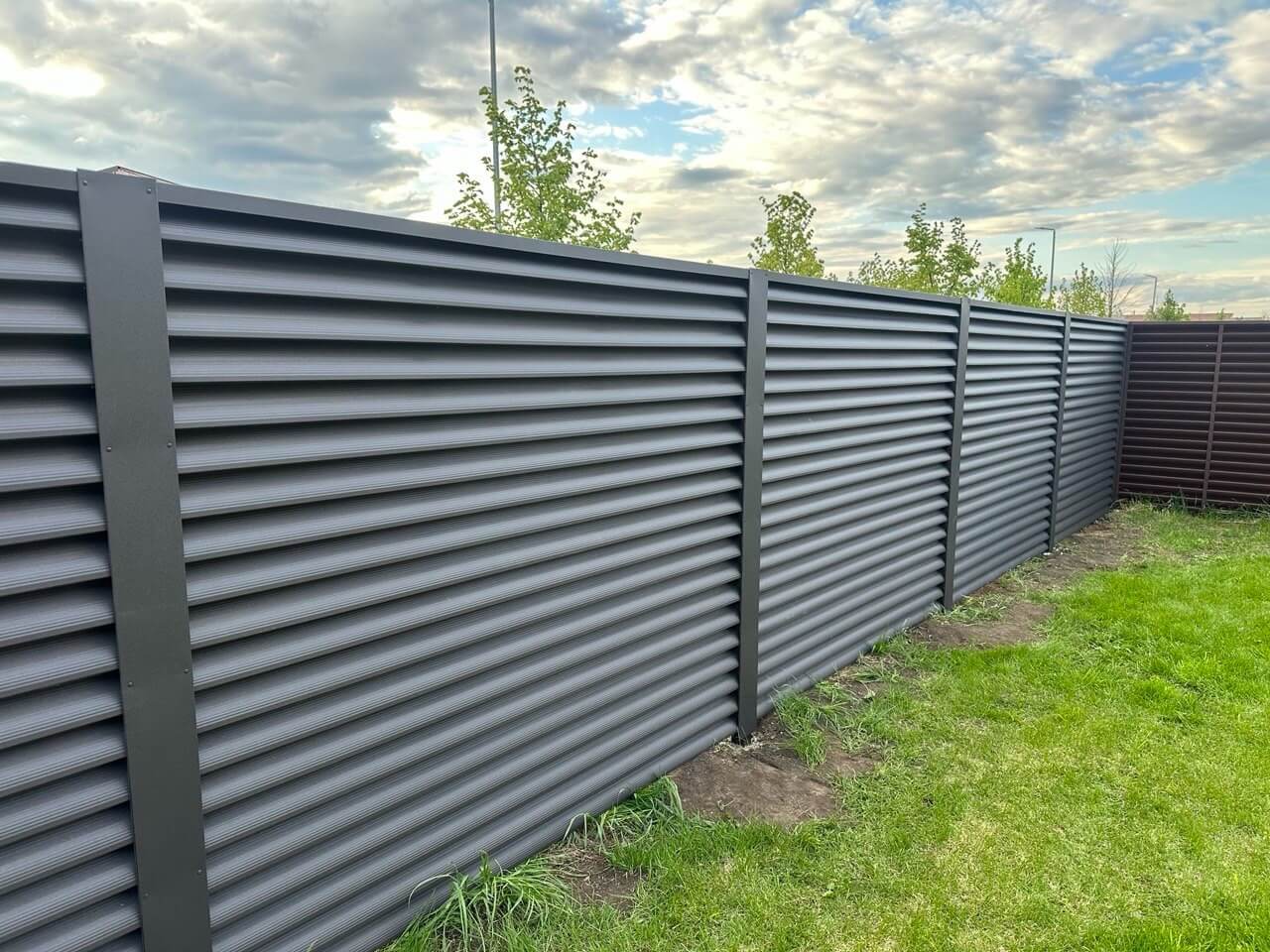 Забор из ламелей еврожалюзи 43м RAL8019/8019 Темный Шоколад двусторонний МАТТЕ фото 1 в Самаре