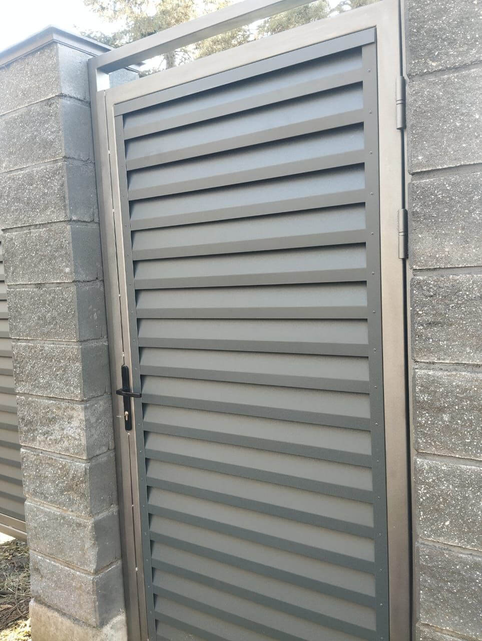 Откатные ворота с калиткой из ламелей Реснички RAL7024/7024 Серый Графит двусторонний МАТТЕ фото 2 в Самаре