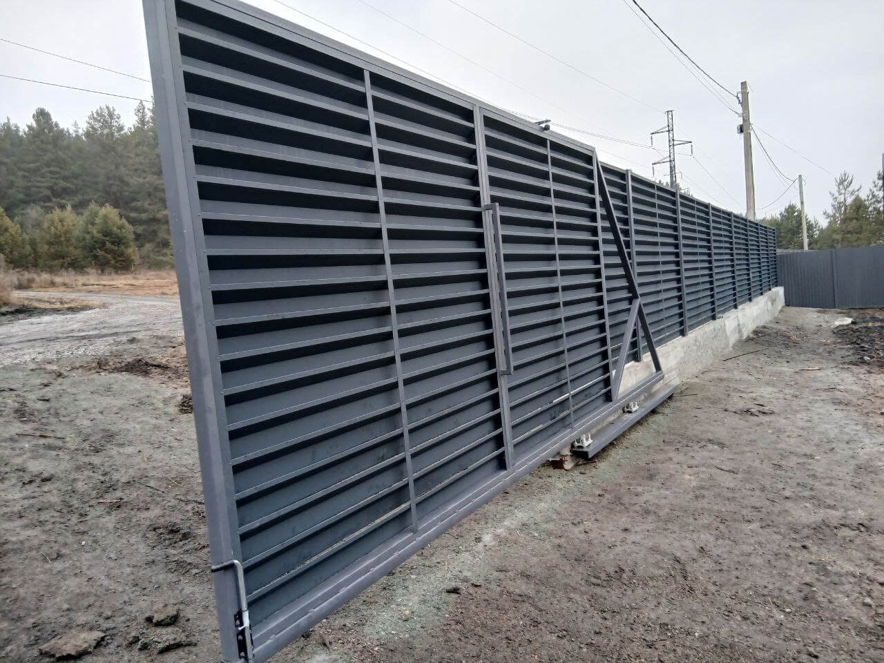 Забор-жалюзи из ламелей Хай-Тек 37м RAL7024/7024 Серый Графит двусторонний МАТТЕ фото 7 в Самаре