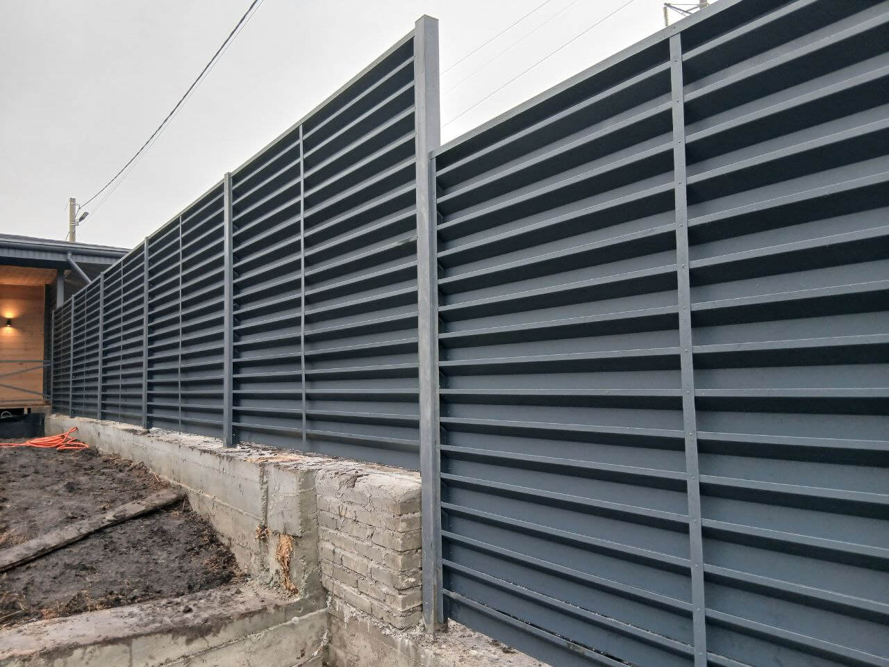 Забор-жалюзи из ламелей Хай-Тек 37м RAL7024/7024 Серый Графит двусторонний МАТТЕ фото 6 в Самаре