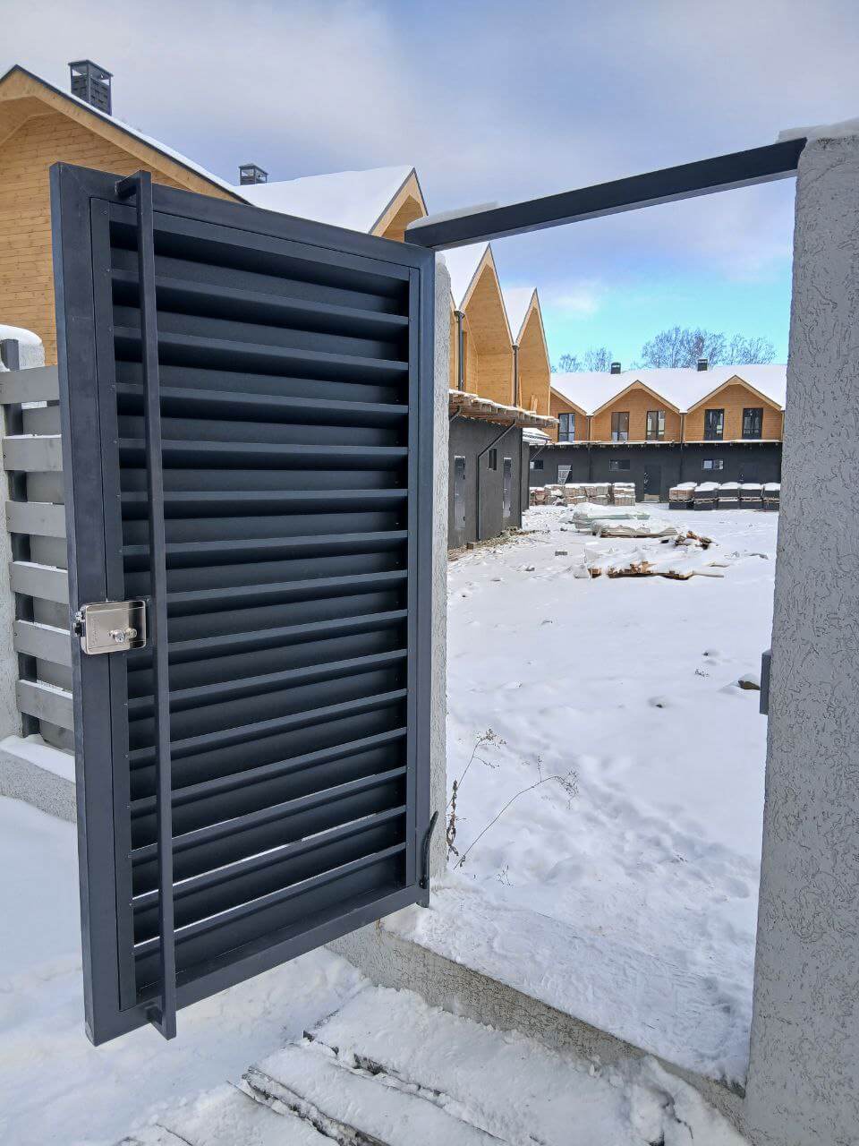 Входная группа из ламелей Хай-Тек RAL7024/7024 Серый Графит двусторонний МАТТЕ фото 21 в Самаре