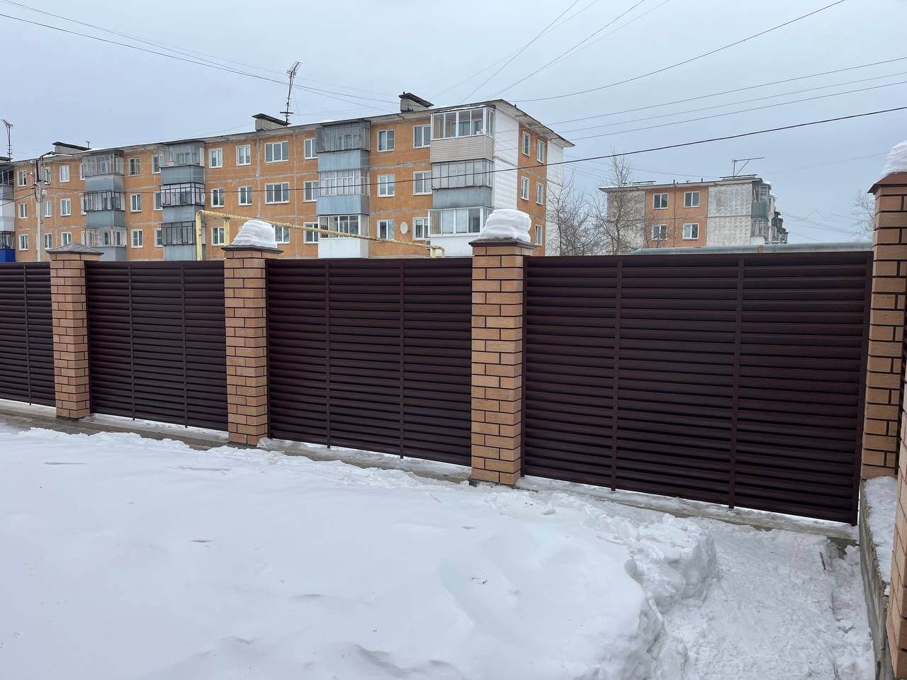 Забор-жалюзи из ламелей ЭКО-Z 87м RAL8017/8017 Шоколад двусторонний МАТТЕ фото 17 в Самаре