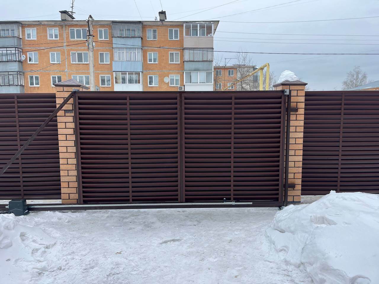 Забор-жалюзи из ламелей ЭКО-Z 87м RAL8017/8017 Шоколад двусторонний МАТТЕ фото 10 в Самаре