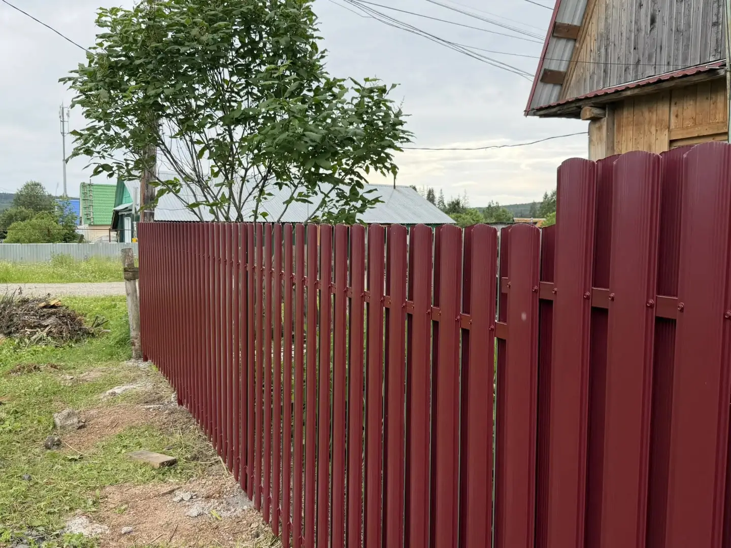 Забор из евроштакетника 24м RAL3005/3005 Красное Вино двусторонний фото 2 в Самаре