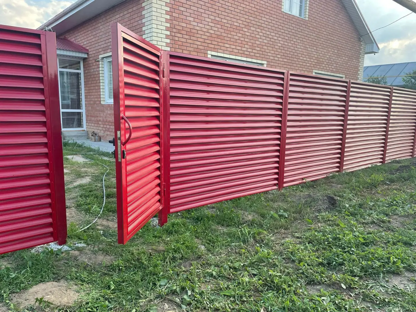 Забор-жалюзи из ламелей Еврожалюзи 24м RAL3003 Рубин фото 6 в Самаре