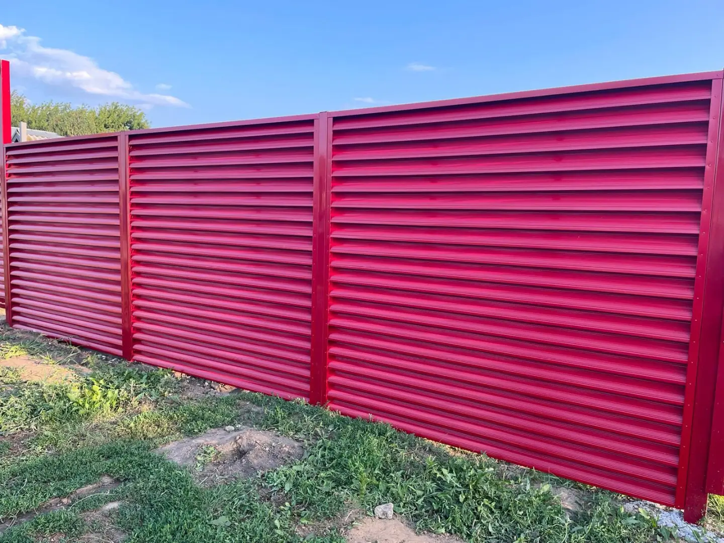 Забор-жалюзи из ламелей Еврожалюзи 24м RAL3003 Рубин фото 2 в Самаре